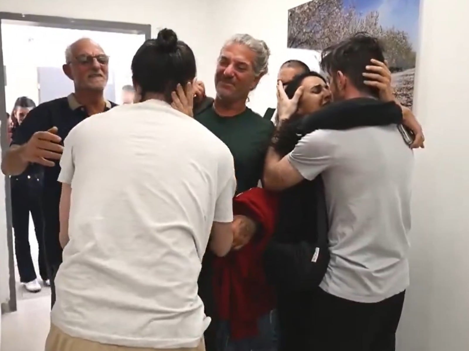  Conmovedores abrazos de los rehenes israelíes al reencontrarse con sus familiares