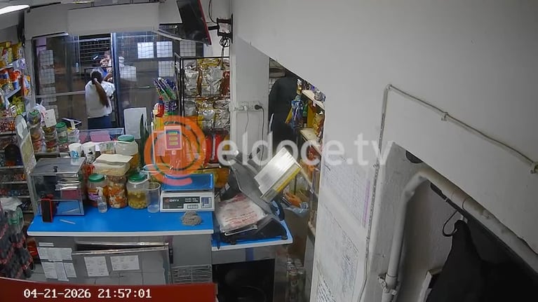 Le robaron mientras compraba en un kiosco con una nena en sus brazos