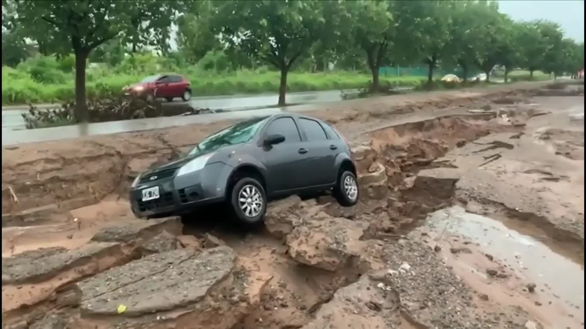 La calle cedió y el auto quedó atrapado