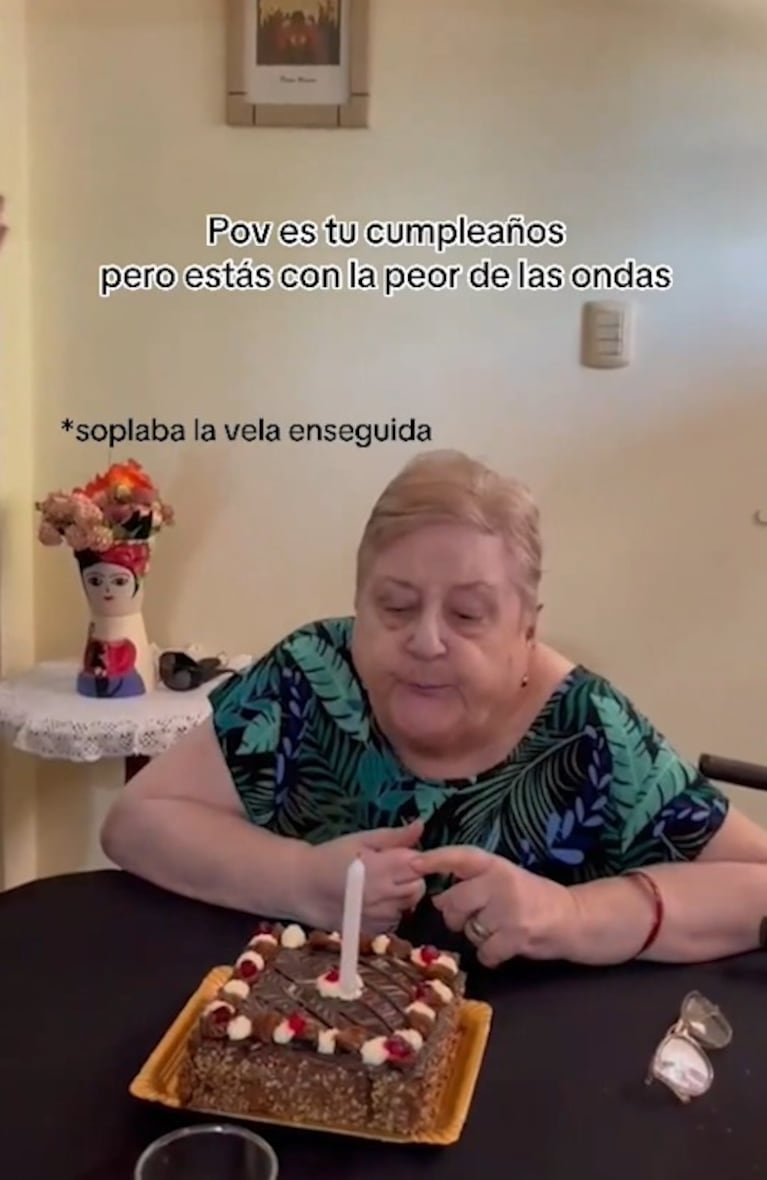 La reacción de una abuela en su cumple hizo estallar las redes