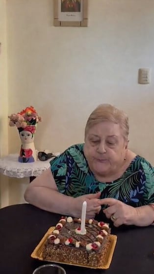 La reacción de una abuela en su cumple hizo estallar las redes