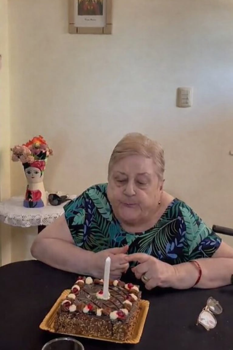 La reacción de una abuela en su cumple hizo estallar las redes