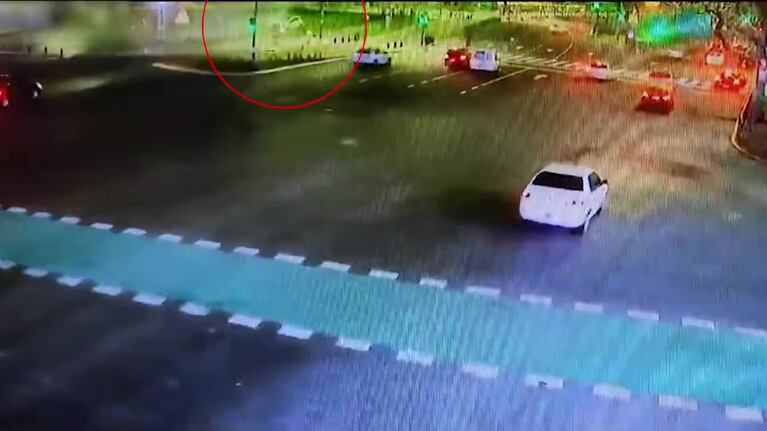 Un auto terminó a metros del Obelisco y explotó