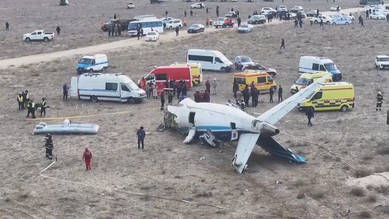 Decenas de muertos tras estrellarse un avión en Kazajistán: así fue el momento del impacto