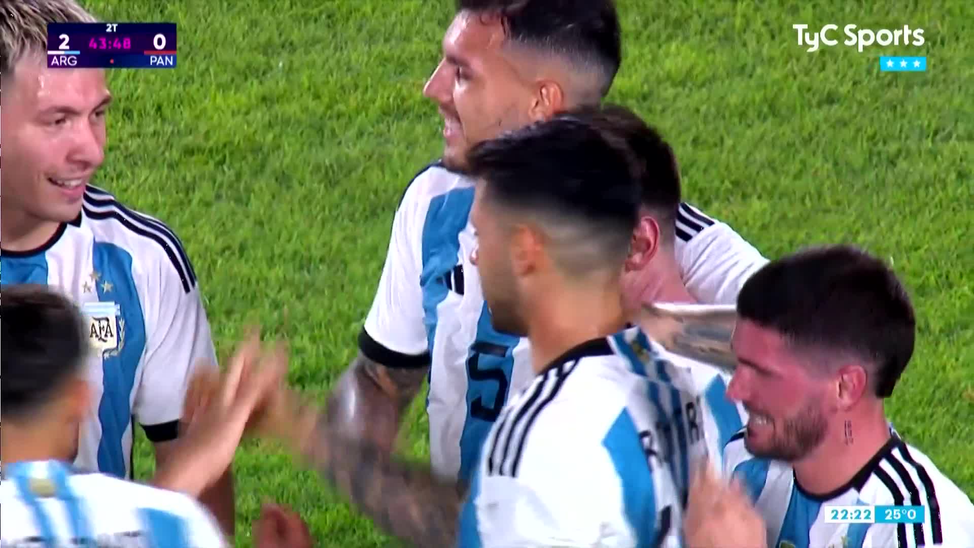 De tiro libre Messi marcó su gol 800