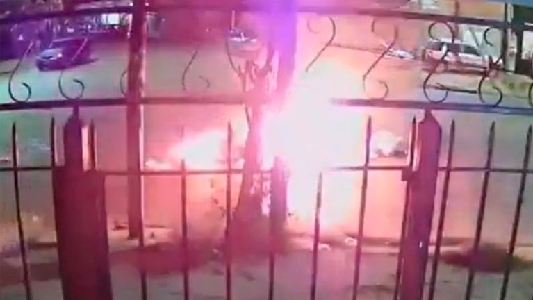 Chocaron dos motos de frente, explotaron y murió uno de los conductores: impresionante video