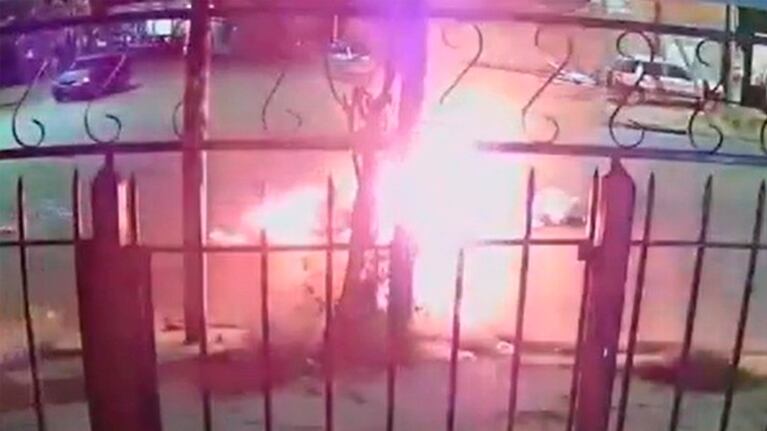 Chocaron dos motos de frente, explotaron y murió uno de los conductores: impresionante video