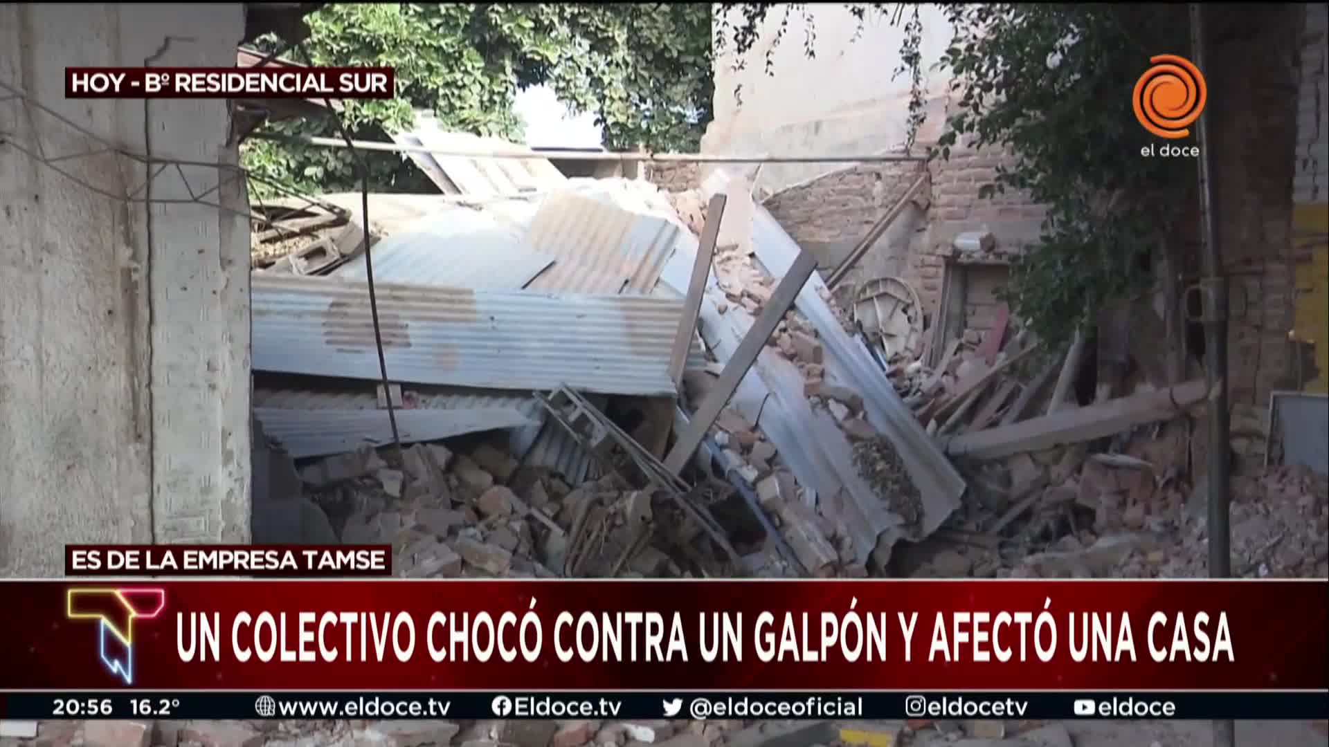 Colectivo chocó un galpón y afectó a una casa: cómo quedaron los lugares