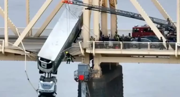 Video: el dramático rescate de una mujer atrapada en un camión a punto de caer de un puente