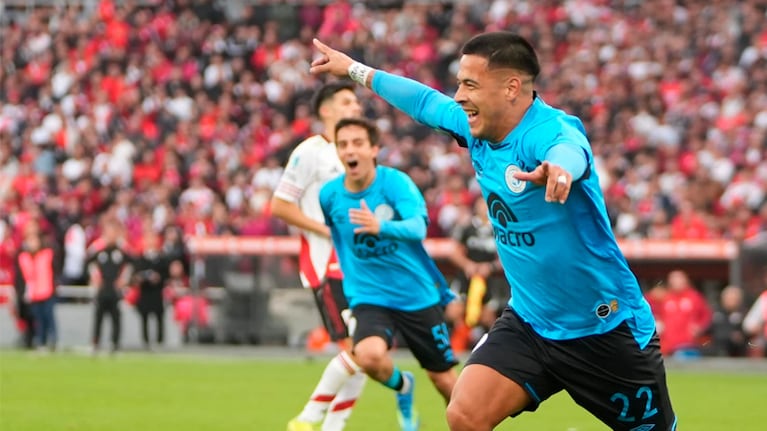 El doblete de Uvita Fernández para dar vuelta la final para Belgrano ante River en el Kempes