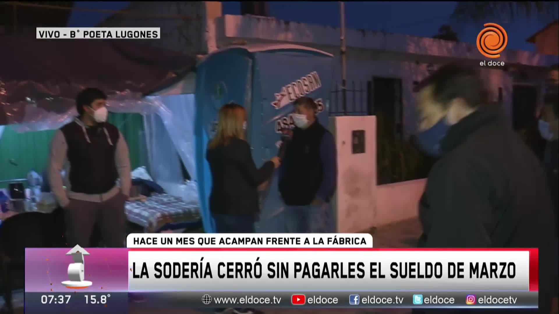 Empleados acampan frente a una sodería que cerró