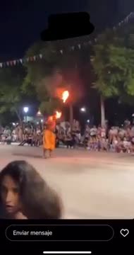 Hizo un truco en los carnavales y casi se quemó la cabeza