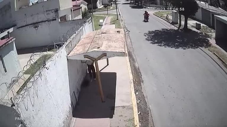 Les robaron mientras esperaban el colectivo en Córdoba