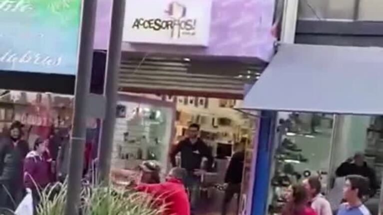 Chapulín y la Mona, a las piñas en la peatonal