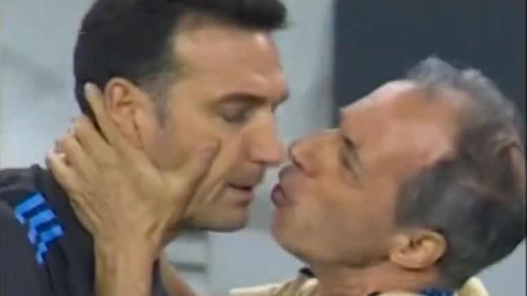 Scaloni sobre el el beso con el utilero de la Selección: “No fue consentido”