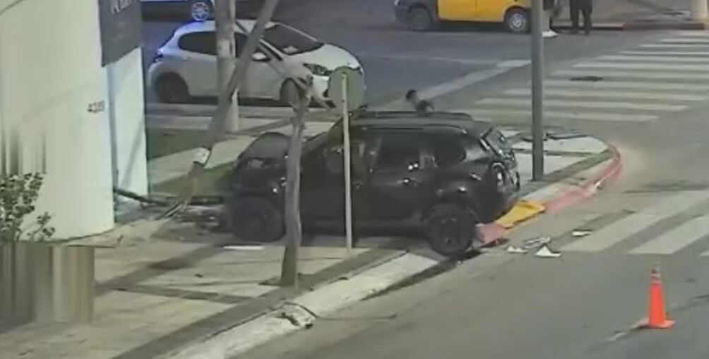 Así escaparon de la Policía y chocaron tres jóvenes en la avenida Monseñor Pablo Cabrera