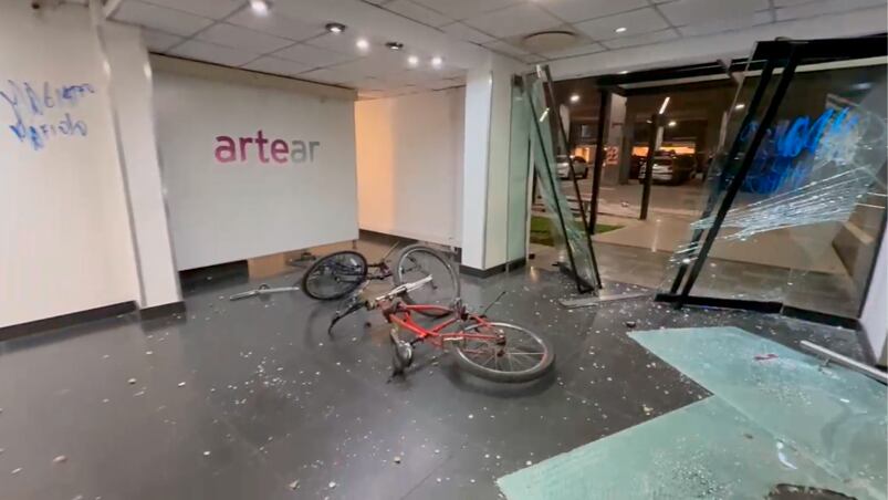 Destrozos de militantes kirchneristas en las instalaciones de TN