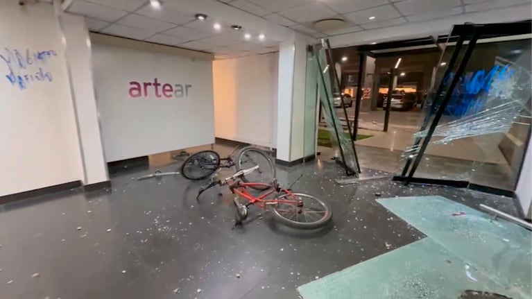 Destrozos de militantes kirchneristas en las instalaciones de TN