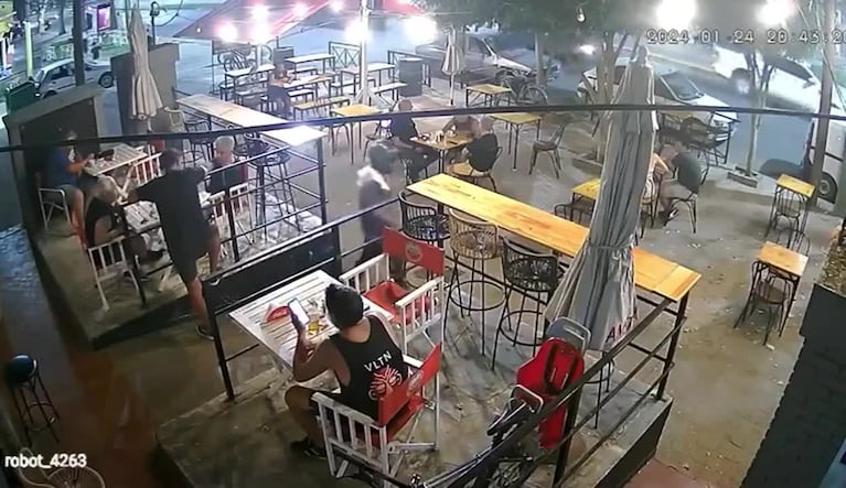 Quisieron balear un bar con clientes en Rosario pero se les trabó el arma