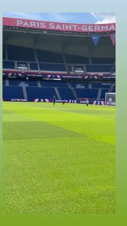 Messi jugó al fútbol con sus hijos en la cancha del PSG