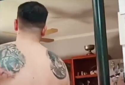 La reacción de una madre al ver que su hijo se tatuó su rostro para homenajearla