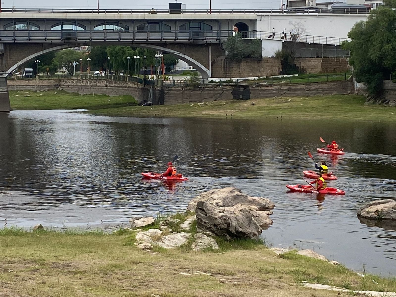 Buscan a un joven en el río San Antonio