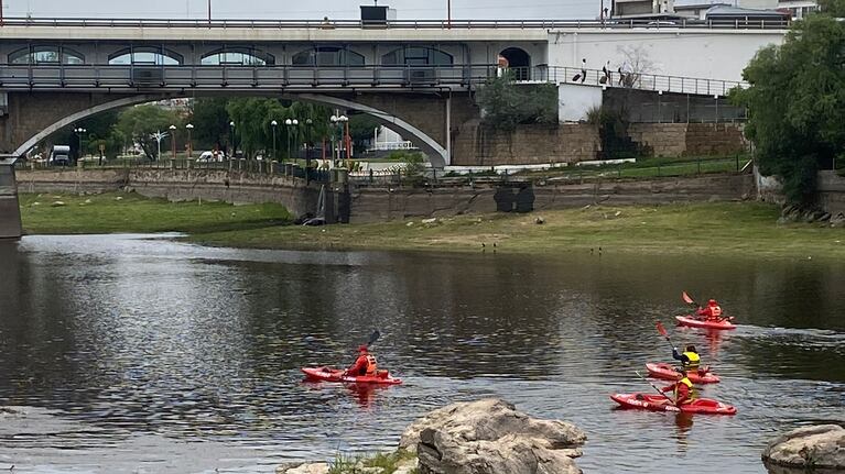 Buscan a un hombre que se tiró al río San Antonio en medio de la crecida