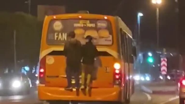 Se “engancharon” en el colectivo y los filmaron
