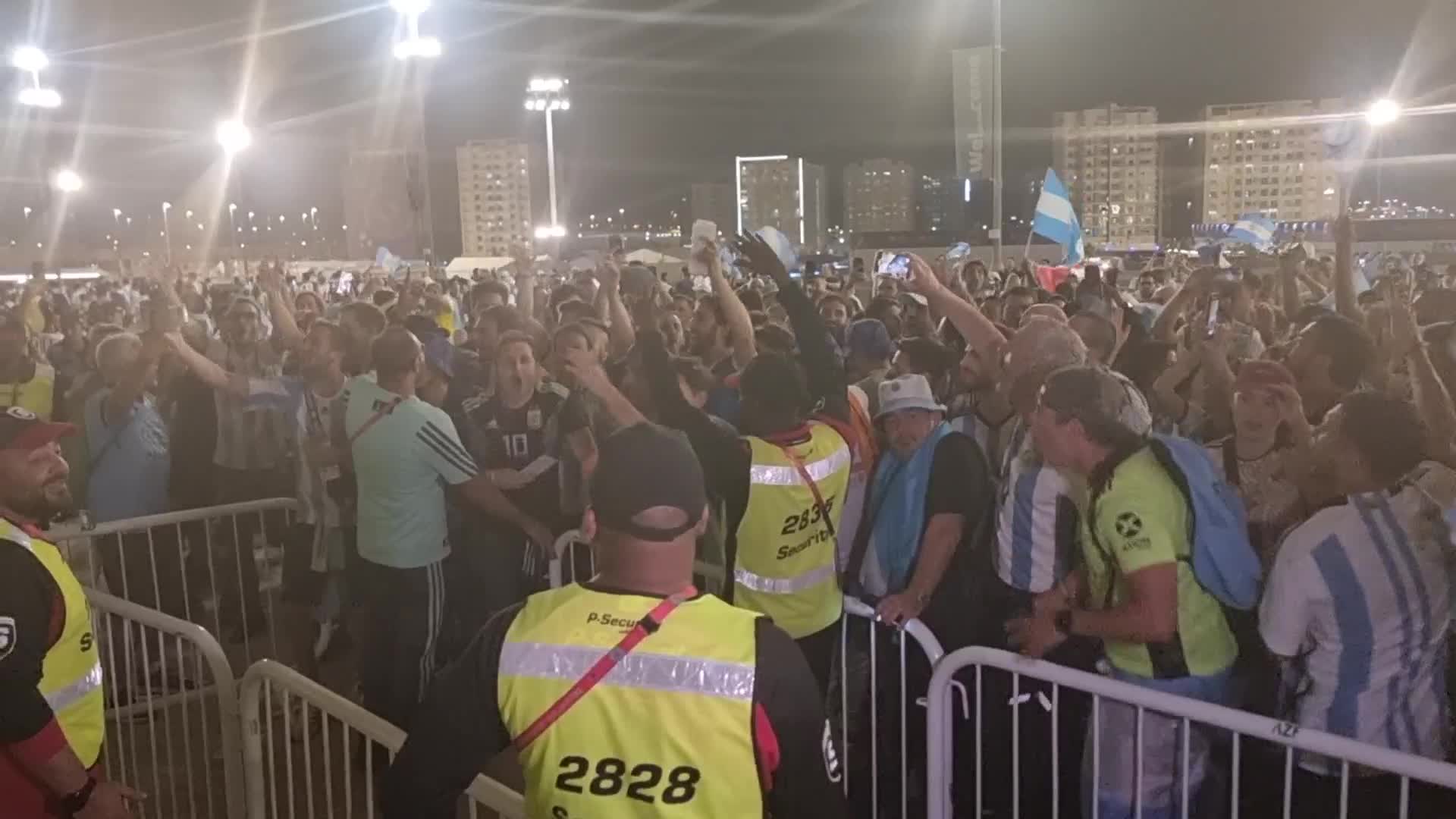 La reacción del guardia que pidió calma a los hinchas argentinos