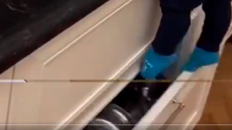 Quería cerrar el agua y terminó bañado