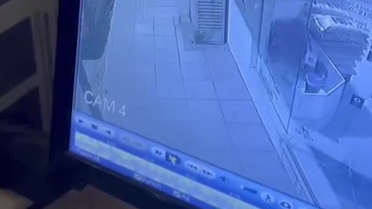 Un naranjita le reventó el vidrio del auto