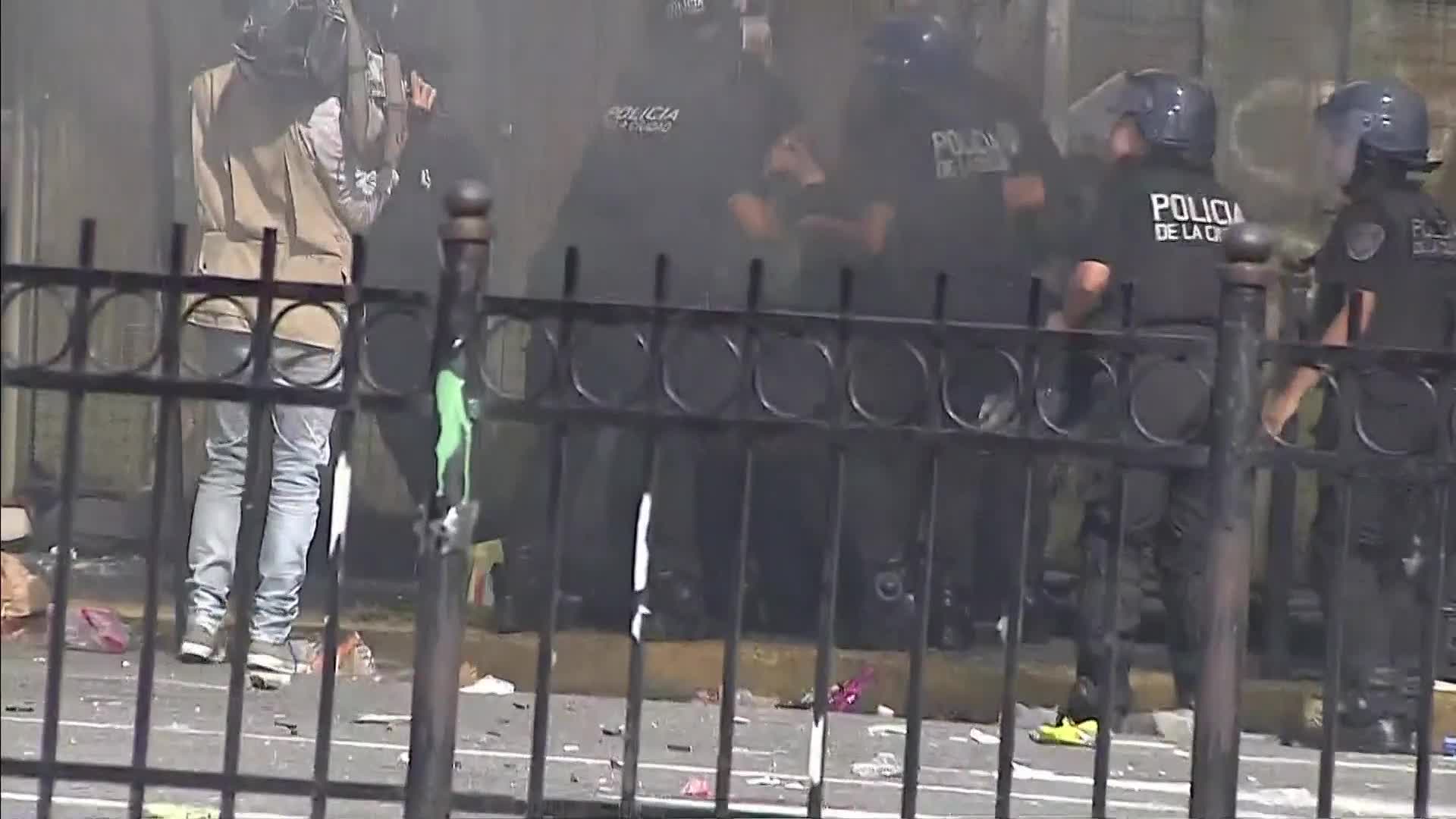 Protestas en el Congreso: quemaron a un policía con una bomba molotov