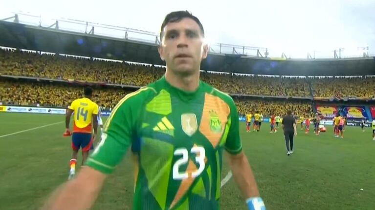 El manotazo del Dibu Martínez a una cámara tras la derrota ante Colombia