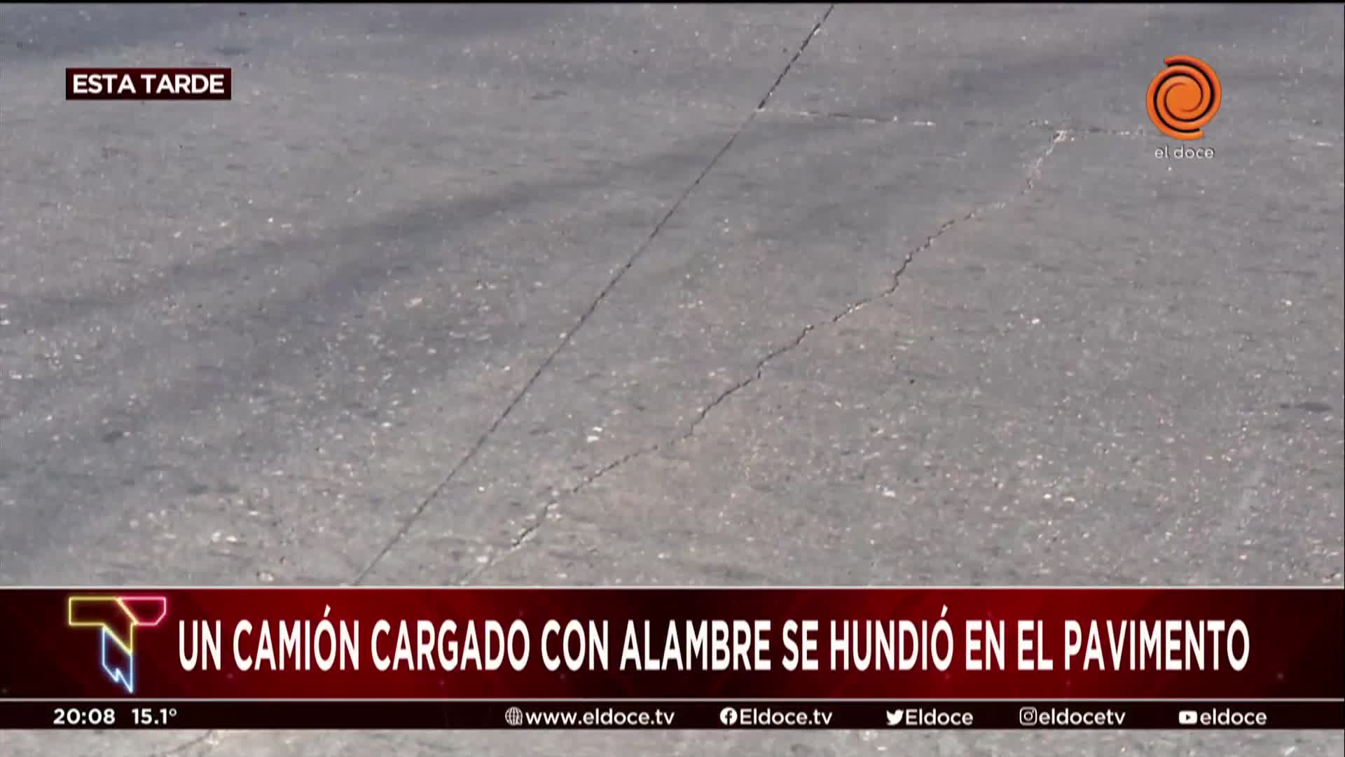 El arduo trabajo para sacar al camión que se hundió en el pavimento