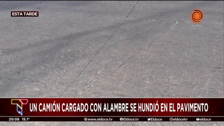 El arduo trabajo para sacar al camión que se hundió en el pavimento