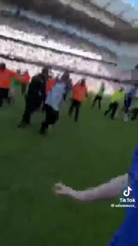 Entró a la cancha y abrazó a Julián Álvarez: el insólito momento