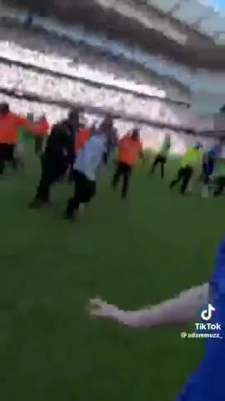 Entró a la cancha y abrazó a Julián Álvarez: el insólito momento