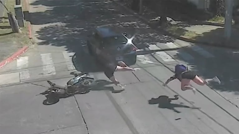 Impactante video: los chocaron en la moto y volaron por los aires