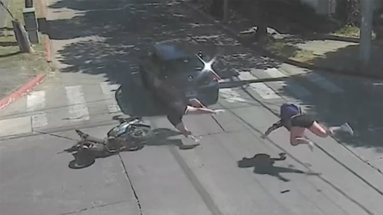 Impactante video: los chocaron en la moto y volaron por los aires