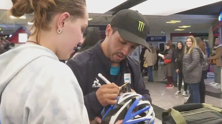 Maligno Torres llegó a Argentina, fue ovacionado y firmó autógrafos en el aeropuerto