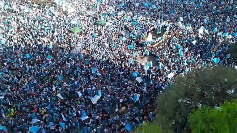 Una marea celeste de Belgrano en el centro