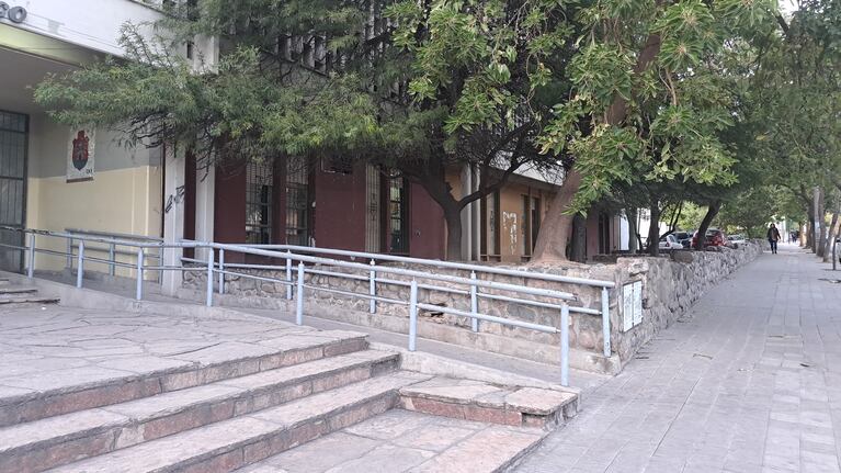 Un padre golpeó a estudiantes que habrían peleado con su hija