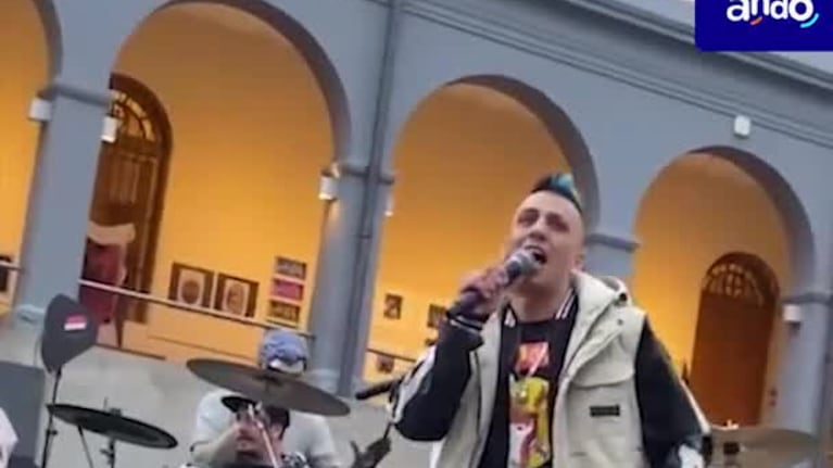 Monada rindió homenaje al Indio Solari con un show cuartetero en pleno corazón de Córdoba