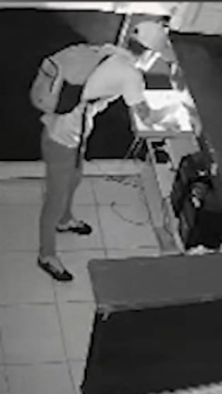 Entró arrastrándose a una hamburguesería