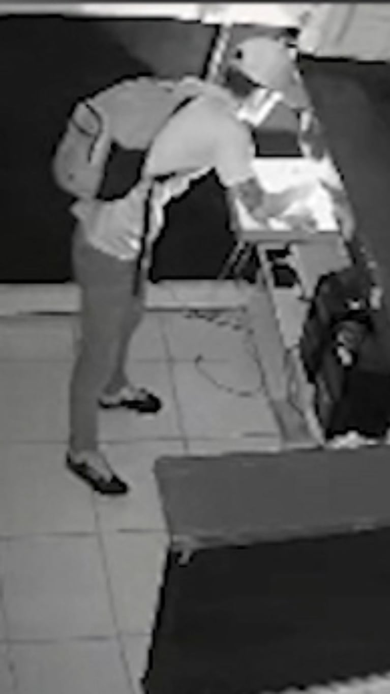 Entró arrastrándose a una hamburguesería