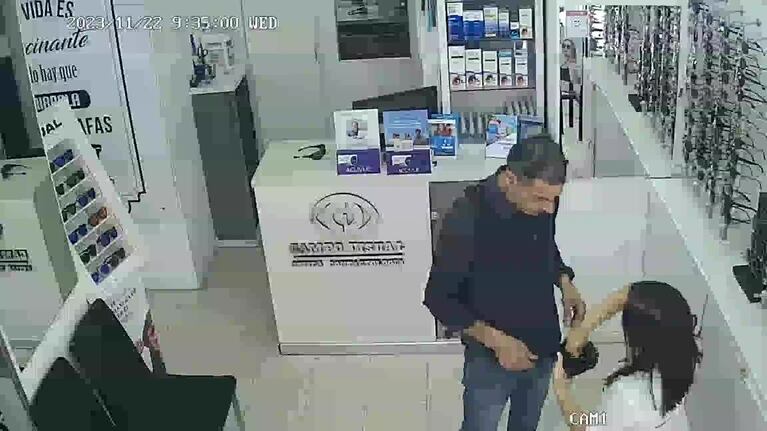 Fingió ser cliente y robó un celular