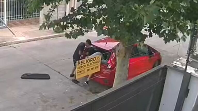 Le desvalijaron en segundos el auto estacionado en la puerta de su casa en barrio Urca