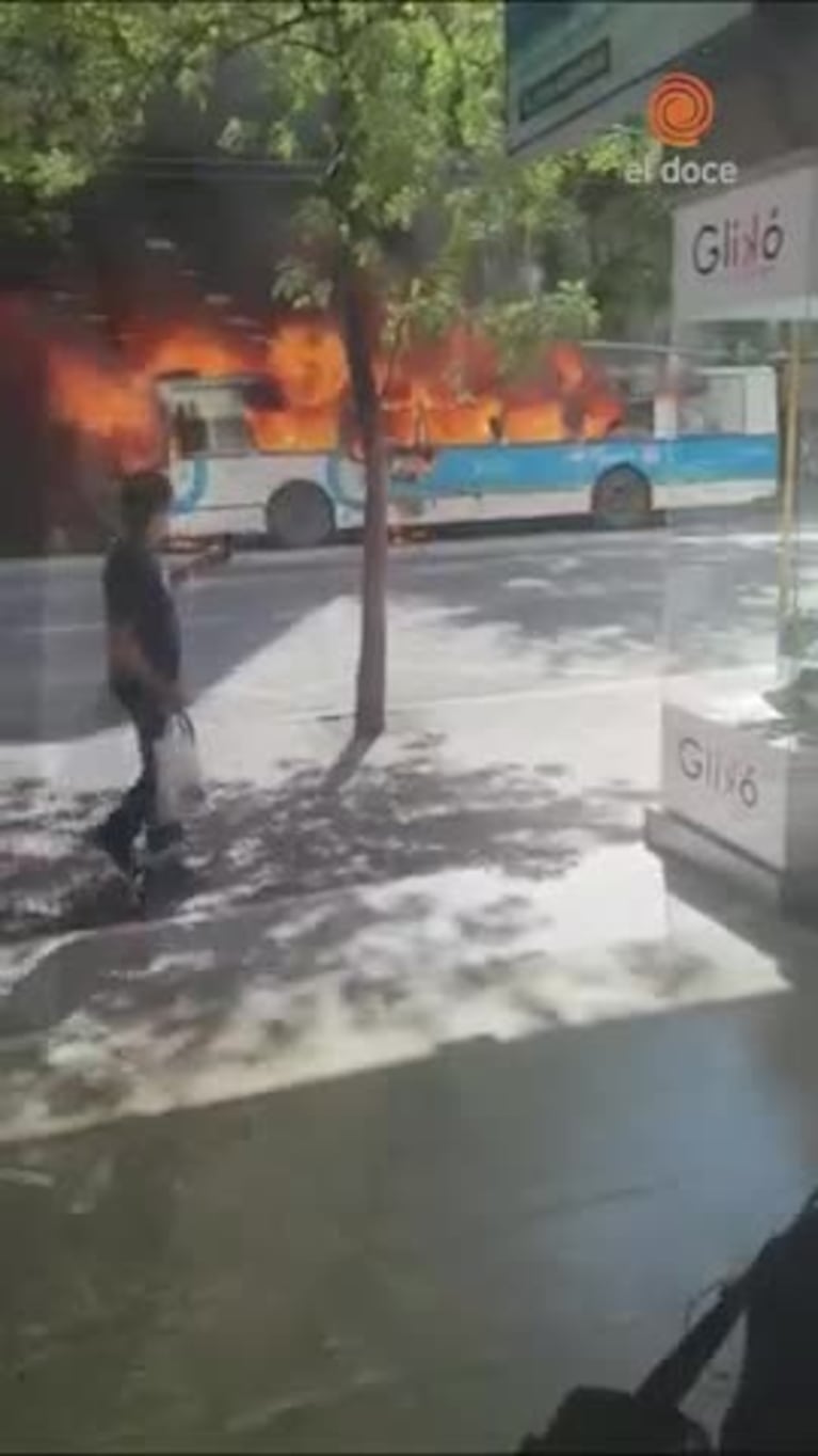 Trolebús en llamas en el centro de Córdoba