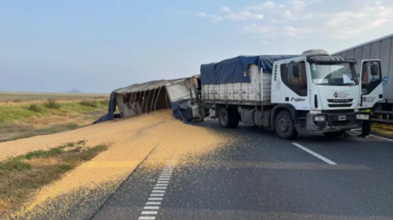 Video: camionero manejaba borracho y armado y volcó cuando lo quisieron detener