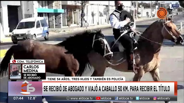 Se recibió a los 54 y viajó a caballo a recibir el título